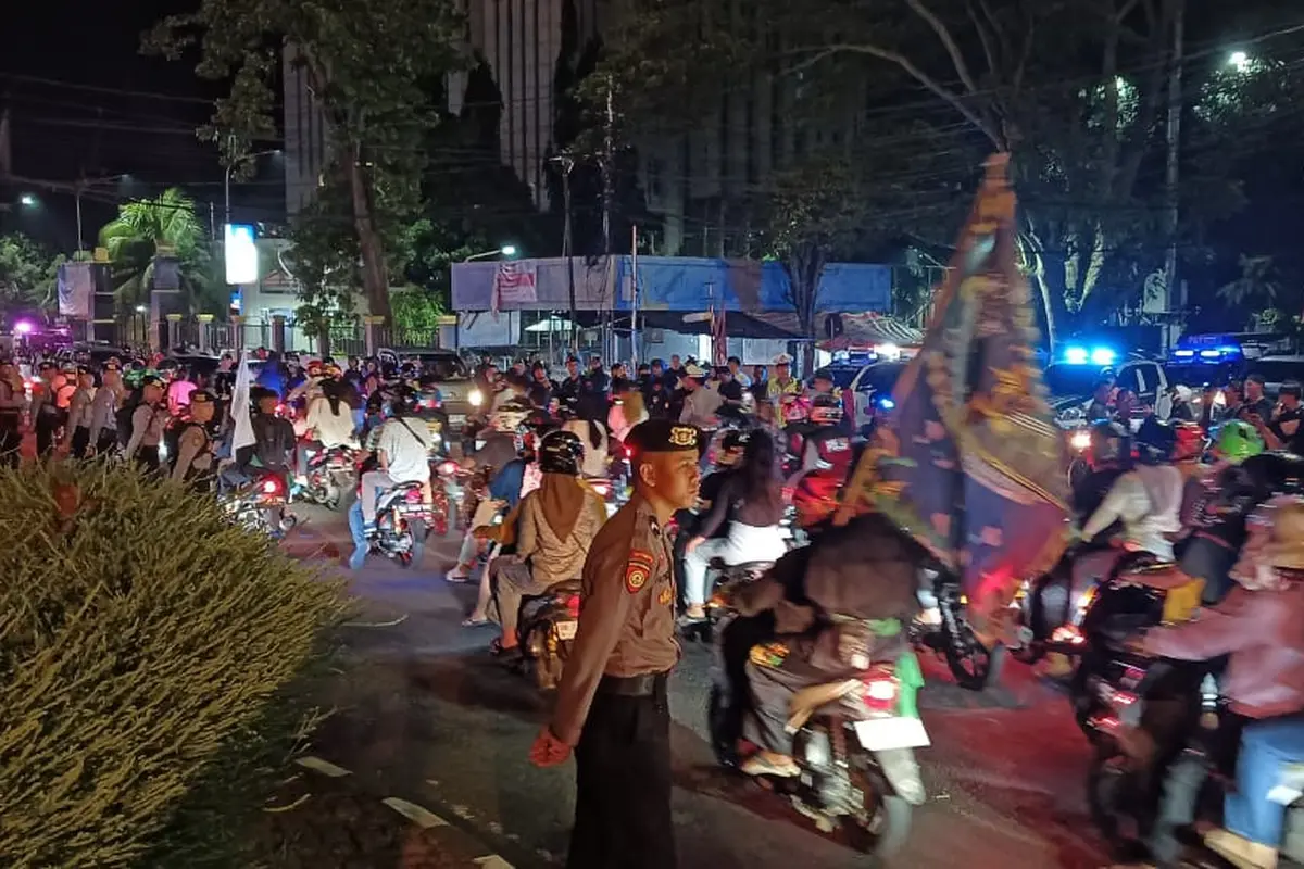Suasana malam takbiran yang diikuti ribuan warga Manado, Jumat (21/4/2023) malam. (Foto: Yoseph Ikanubun/Liputan6.com)