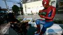Patung spiderman terpajang di kawasan Tugu pada Jogja Street Sculpture Project di Jl Mangkubumi ,(30/10/15).Sejumlah karya seni patung di paang di ruang publik yang di ikuti oleh 32 pematung. (Foto /Boy T Harjanto)