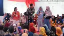Presiden Joko Widodo atau Jokowi berbincang dengan Keluarga Penerima Manfaat (KPM) saat menyalurkan bansos Program Keluarga Harapan (PKH) dan Bantuan Pangan Non Tunai (BPNT) kepada seribu warga Depok, Jabar, Selasa (12/2). (Liputan6.com/Herman Zakharia)