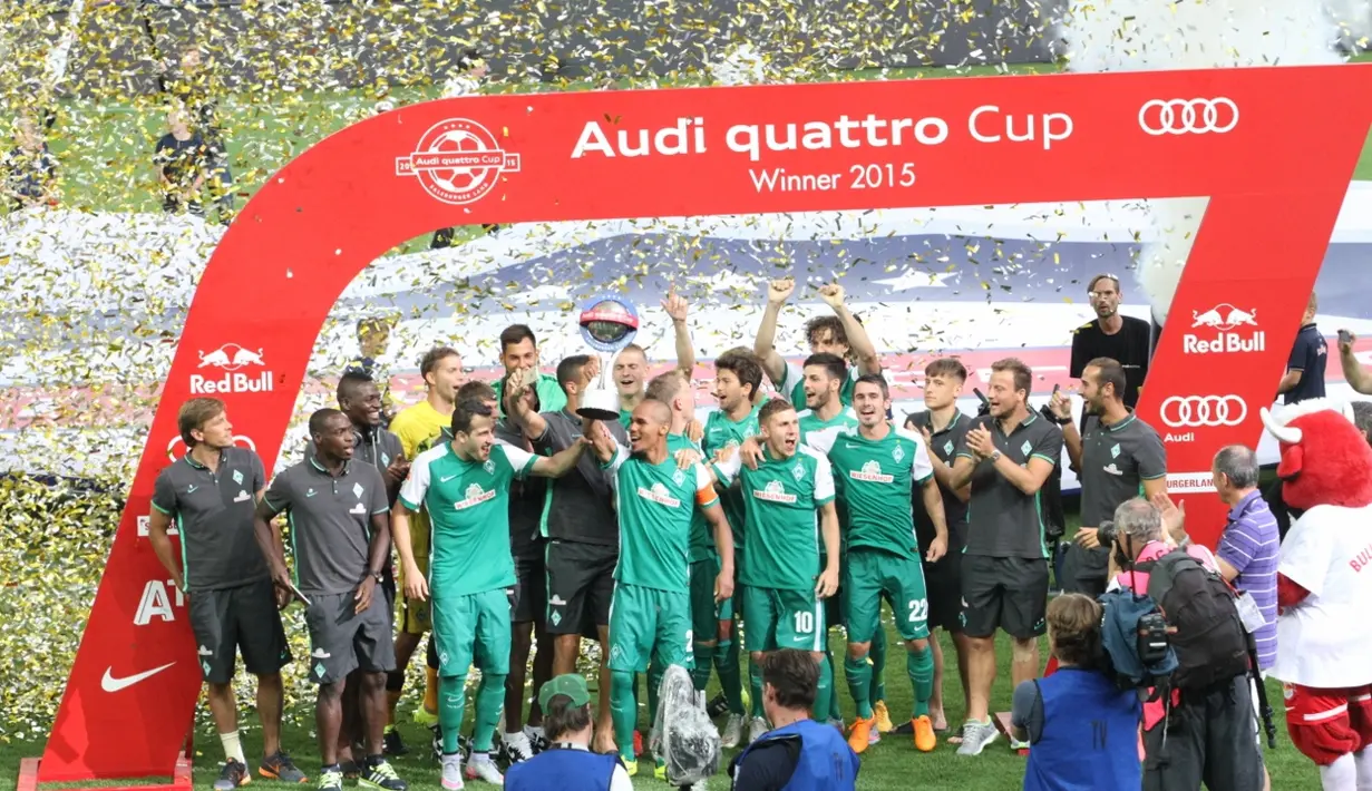 KAMPIUN – Kapten Werder Bremen, Theodor Selassie mengangkat trofi turnamen Audi Quattro Cup usai saat selebresai kemenangan di Stadion Red Bull Arena, Sabtu (11/7). (Bola.com/Reza Khomaini)