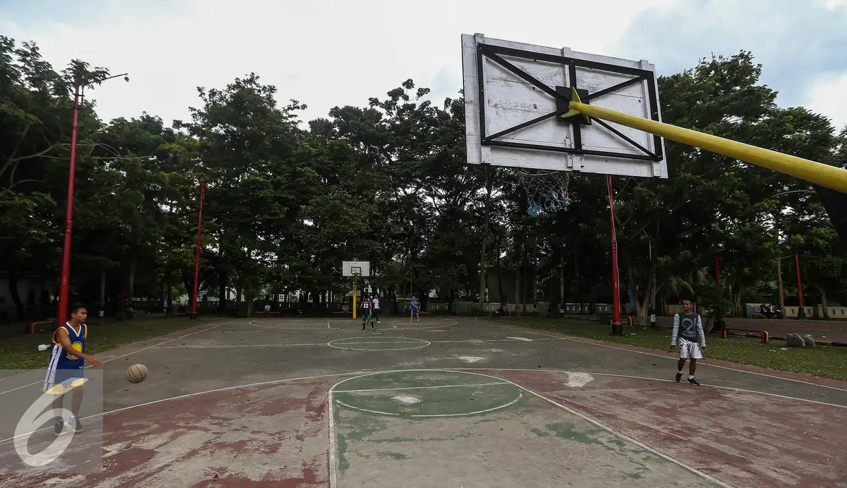 Sejumlah remaja bermain bola basket di Lapangan Merdeka, Ambon, Maluku, Senin (7/2). Saat sore tiba banyak masyarakat Ambon mendatangin Lapangan untuk bersantai atau pun berolahraga. (Liputan6.com/Faizal Fanani)