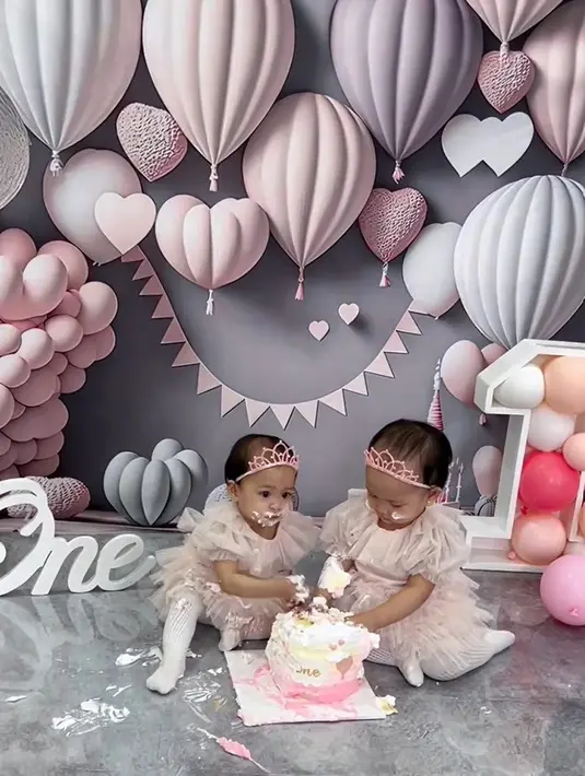 "Smashcake twins @almaalsha.twins seruu!! Apalagi pas kuenya jatuh hahaha umi nya langsung terkejoed," tulis anisarahma_12.  [Instagram/anisarahma_12]