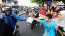 Anak-anak dari pengajian Salimah (Persaudaraan Muslima) membagikan takjil (makanan pembuka puasa) di kawasan Cinere, Depok, Jawa Barat, Senin (10/4/2022). (merdeka.com/Arie Basuki)