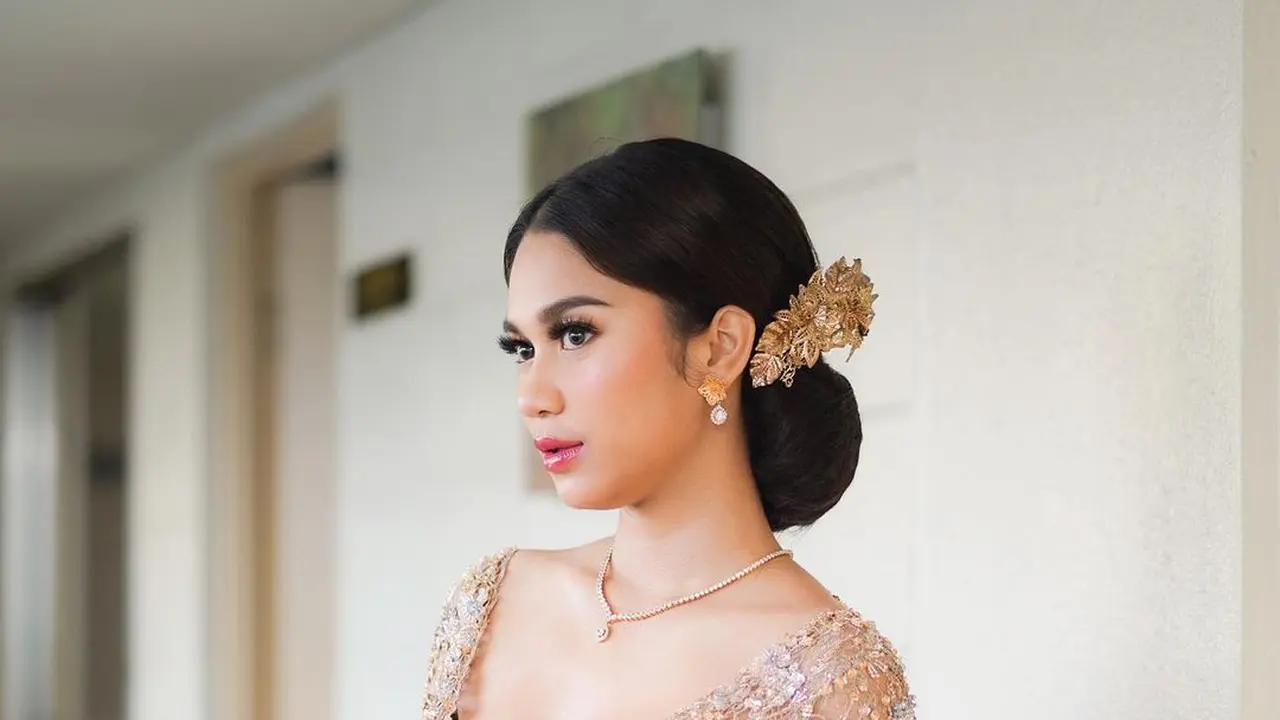 6 Beda Pesona Azizah Salsha Kenakan Kebaya Nude saat Menikah dengan Pratama Arhan dan jadi Bridesmaid Aaliyah Massaid