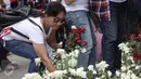 Massa membawa bunga mawar merah dan putih di lokasi sidang vonis Basuki Tjahaja Purnama atau Ahok di Kementerian Pertanian, Jakarta, Selasa (9/5). Sebagian dari bunga itu, dibagikan kepada sesama pendukung dan masyarakat. (Liputan6.com/Faizal Fanani)