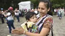 Sejumlah ibu-ibu yang membawa anak mereka untuk mengikuti festival menyusui "Big latch On" yang diadakan di Mexico City, Meksiko (5/8). Acara ini bertujuan untuk meningkatkan kesadaran tentang pentingnya menyusui. (AFP Photo/Yuri Cotez)