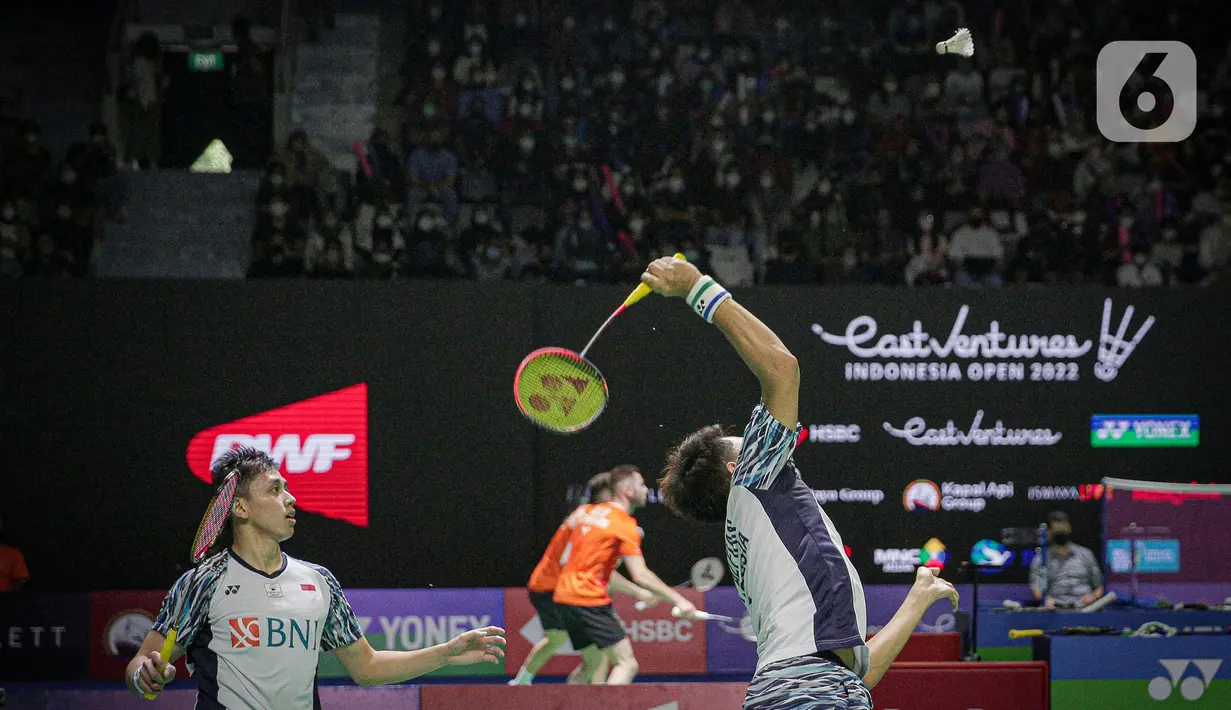 Ganda putra Indonesia Fajar Alvian/Muhammad Rian Ardianto mengembalikan kok Goh Zse Fei/Nur Izzuddin dari Malaysia saat tampil dalam Indonesia Open 2022 di Istora Senayan, Jakarta, Rabu (15/6/2022). Fajar Alvian/Muhammad Rian Ardianto menang dengan skor 21-19, 21-14. (Liputan6.com/Faizal Fanani)