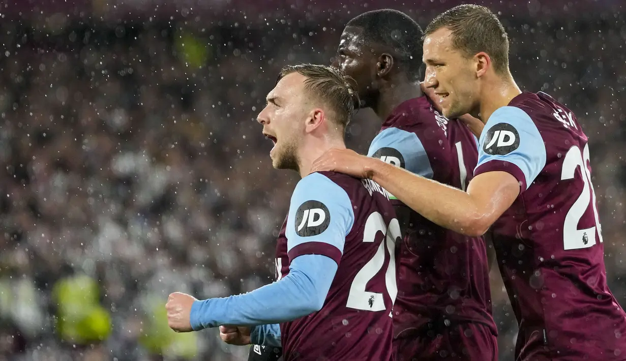 Selebrasi bek West Ham United, Kurt Zouma (tengah) bersama Jarrod Bowen (kiri) dan Tomas Soucek setelah mencetak gol penyeimbang 1-1 ke gawang Tottenham Hotspur pada laga pekan ke-31 Premier League 2023/2024 di London Stadium, London, Selasa (2/4/2024) malam. (AP Photo/Kirsty Wigglesworth)