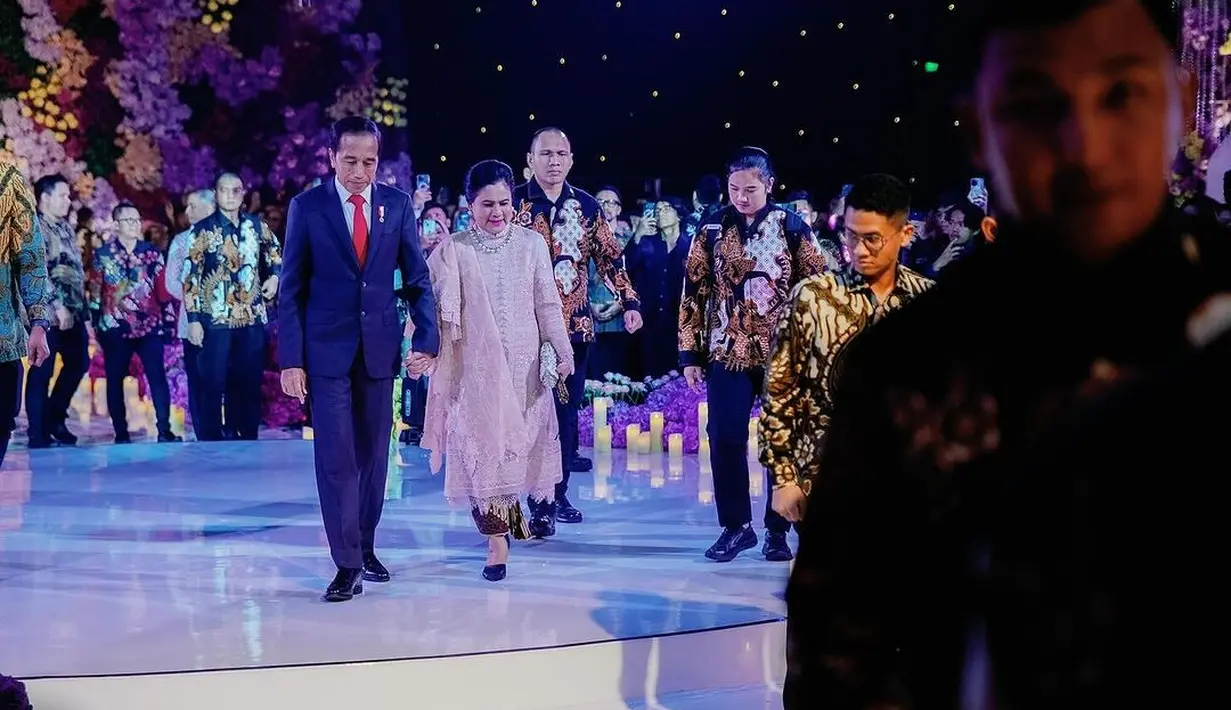 Penampilannya semakin anggun memesona dengan aksesori serasi, berupa anting dan kalung. [Foto: Instagram/ferdinan_sule]