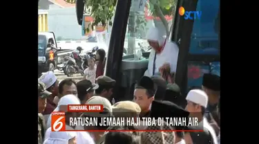 Ratusan jemaah akhirnya tiba di kantor Kementerian Agama Kabupaten Tangerang, Banten. Kedatangan jemaah disambut haru oleh pihak keluarga.