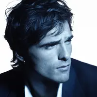 Kali ini bukan soal kehidupan pribadinya, melainkan pencapaian terbaru yang mengukuhkan posisinya di industri fashion global. Aktor berusia 20-an ini resmi diumumkan sebagai ambassador terbaru untuk parfum ikonis CHANEL, BLEU DE CHANEL. [Dok/CHANEL].