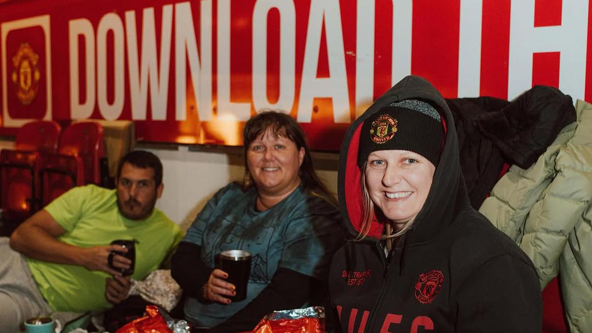 Bukan di Hotel, Tapi di Lapangan Hijau, Pengalaman Unik Tidur di Stadion Manchester United Sambil Beramal