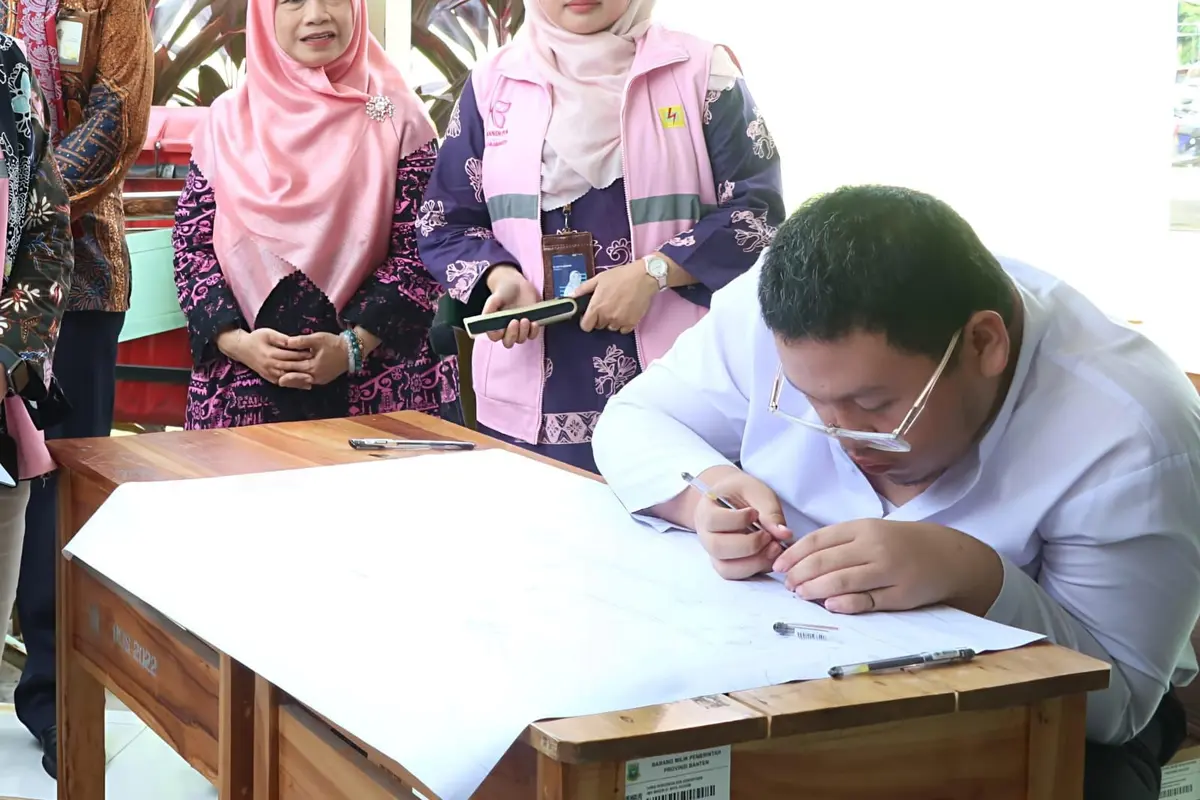 Murid penyandang disabilitas dari Sekolah Khusus (SKh) Negeri 01 Kota Cilegon mengikuti pelatihan membatik di Sanggar Batik Inklusif Rinara, Banten, Jumat (29/8/2025). (Istimewa)