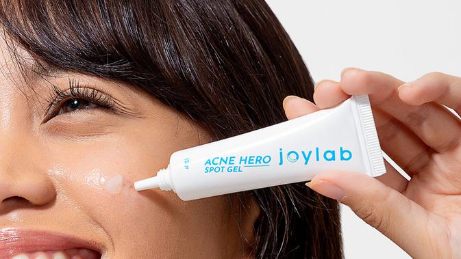Joylab Acne Hero Spot Gel aktif hempaskan jerawat, formulanya juga aman bagi kulit sensitif.
