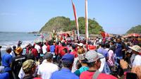 Prosesi larung sesaji dalam ritual petik laut Pantai Lampon Banyuwangi (Istimewa)