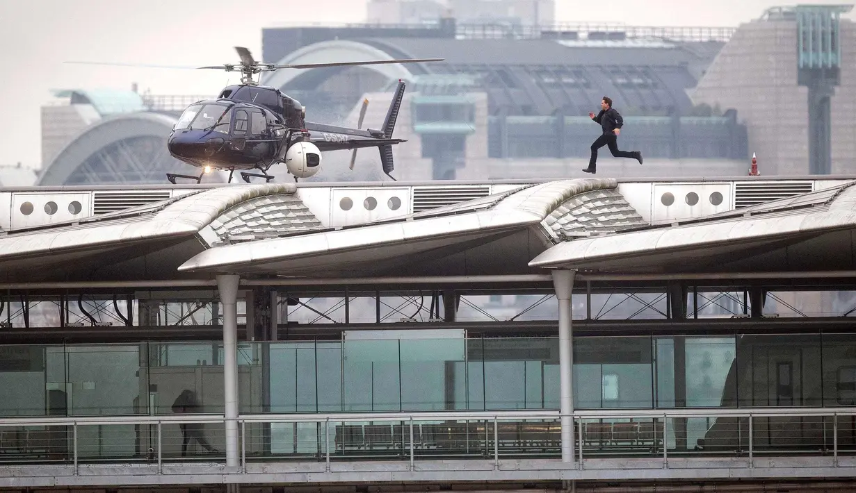 Aktor Tom Cruise saat mengejar helikopter dalam adegan syuting film "Mission: Impossible" 6  di sepanjang Jembatan Blackfriars di London, Inggris (14/1). Film ini di sutradarai Christopher McQuarrie. (Victoria Jones / PA via AP)