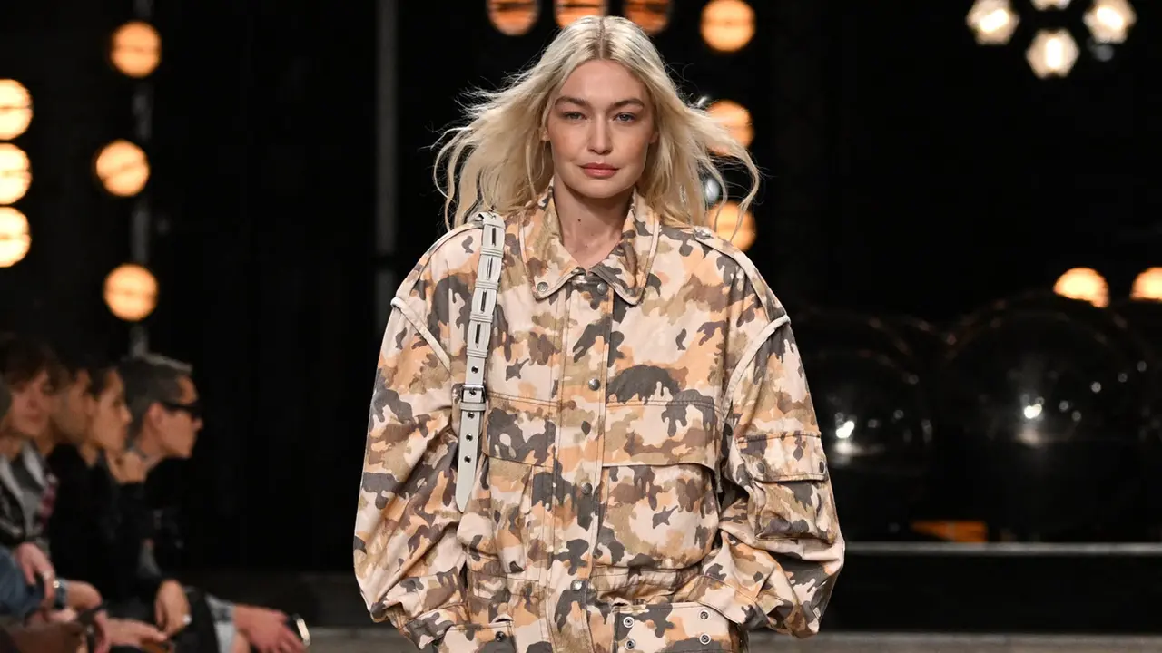 Gaya Gigi Hadid di Paris Fashion Week, Tampil Seksi dan Bernuansa Militer