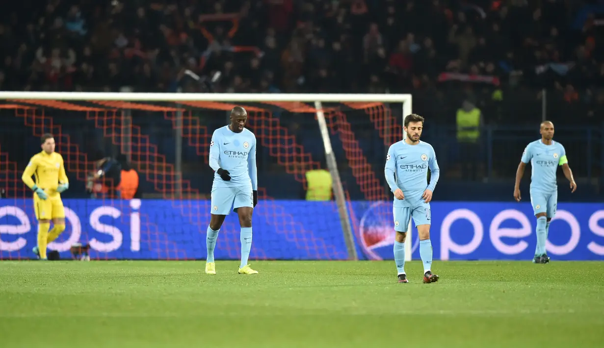 Pemain Manchester City bereaksi seusai gawang mereka dibobol Shakhtar Donetsk pada matchday terakhir Grup F Liga Champions di Stadion Oblasny Sport Komplex Metalist, Kamis (7/12). Manchester City takluk 1-2 dari Shakhtar Donetsk. (Genya SAVILOV / AFP)