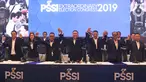 Ketua Umum PSSI terpilih Mochamad Iriawan (tengah) didampingi dua Wakil Ketua Umum terpilih Cucu Somantri (ketiga kiri) dan Iwan Budianto serta para komite eksekutif terpilih berfoto bersama dalam penutupan Kongres Luar Biasa (KLB) PSSI di Jakarta, Sabtu (2/11/2019). (Liputan6.com/Herman Zakharia)
