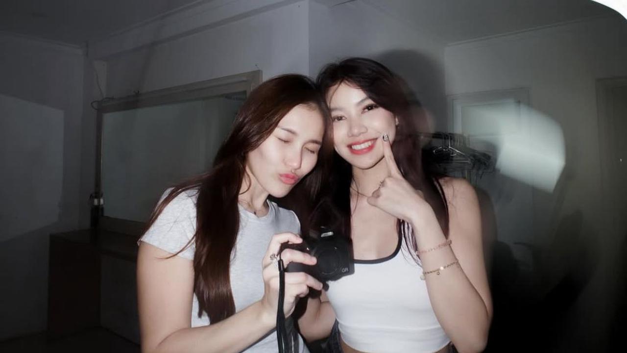 7 Potret Ayu Ting Ting dan Regina Phoenix Pamer Kedekatan, Netizen Soroti Kemiripan dengan Duo BLACKPINK