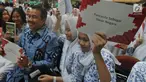 Pendiri LSI, Denny JA dan ribuan pelajar SMA saat pelatihan 1000 juru bicara Pancasila di Aula Universitas Terbuka, Tangsel, Kamis (16/8). Kegiatan ini diikuti lebih dari 2000 ribu murid SMA dari Jakarta, Tangsel dan Depok. (Merdeka.com/Arie Basuki)