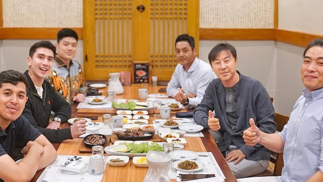 7 Potret Keakraban Shin Tae Yong Makan Malam Bareng Verrel Bramasta Sambil Bahas Hal Penting Ini