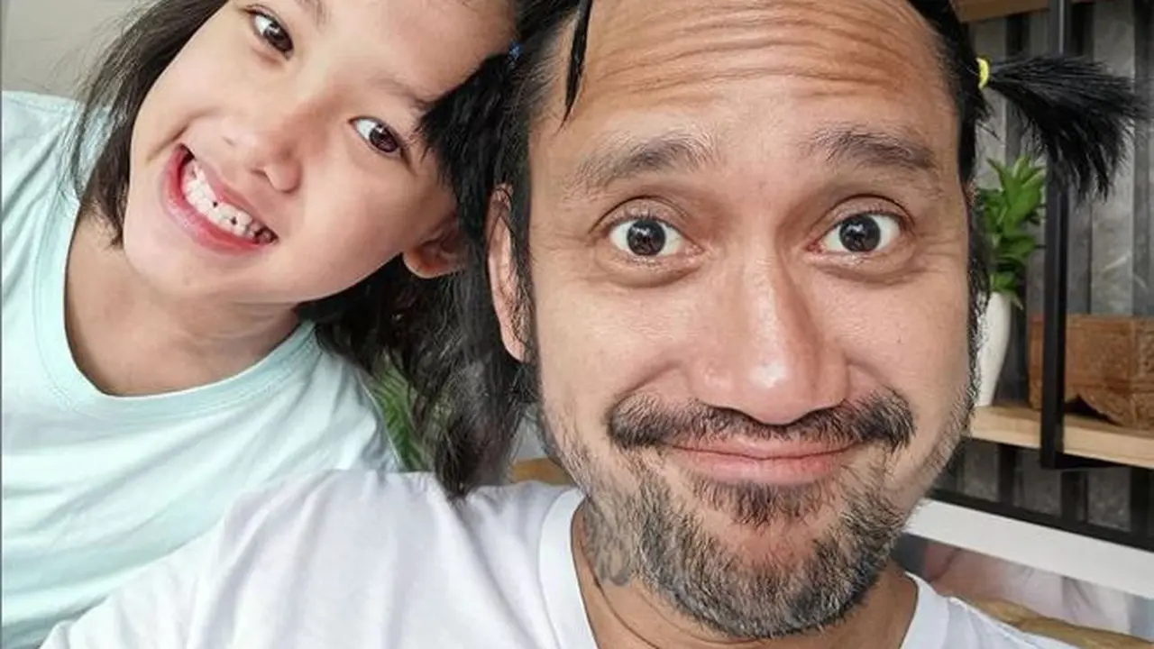 Tora Sudiro bersama putrinya, Jenaka (Foto: Instagram/@t_orasudi_ro)