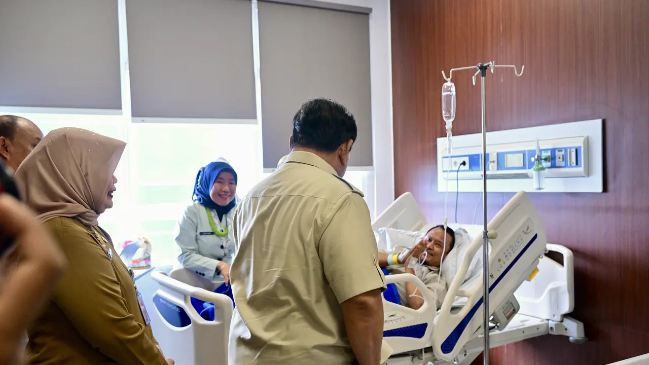 Presiden Prabowo Subianto mengunjungi para korban kecelakaan mobil pengangkut makanan bergizi gratis (MBG) yang terjadi di SDN 01 Kalibaru, Cilincing, Jakarta Utara (Jakut).