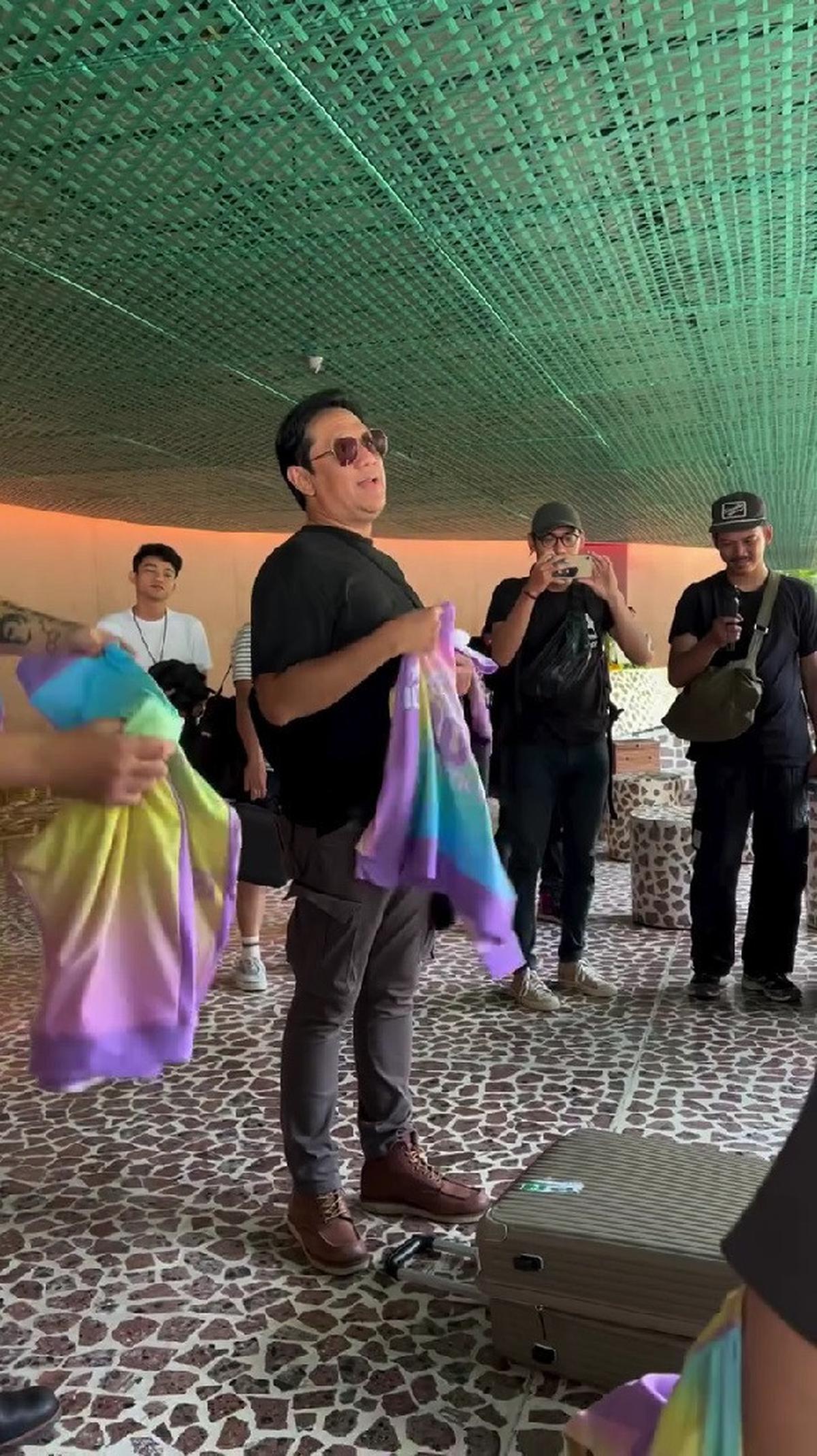 Momen Andre Taulany Kembali Bagikan Seragam untuk The Prediksi, Pakai Setelan Warna-Warni untuk ke Pantai