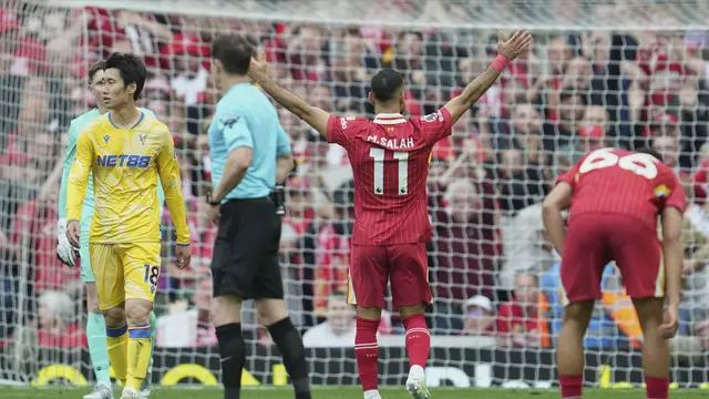 Selebrasi Mohamed Salah usai mencetak gol di laga Liverpool vs Crystal Palace di Anfield, Minggu (25/05/2025). (AP/Jon Super)