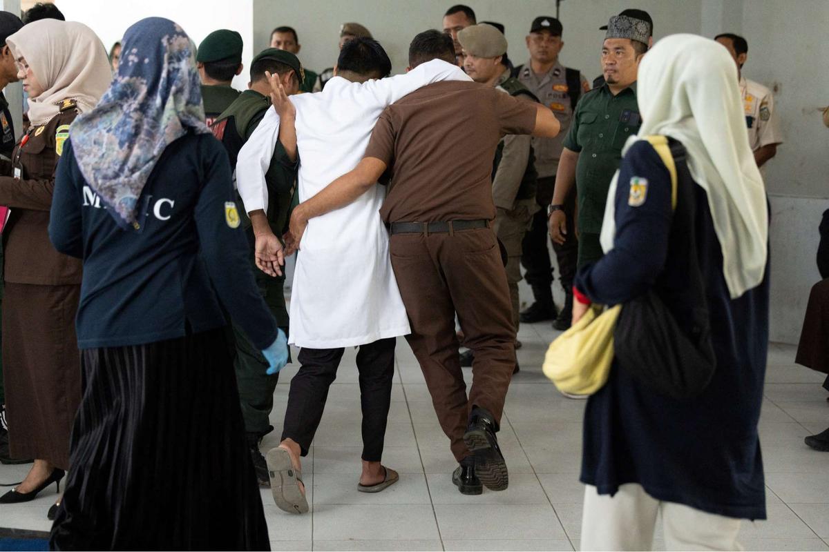 Eksekusi hukuman cambuk terhadap pasangan gay di Aceh