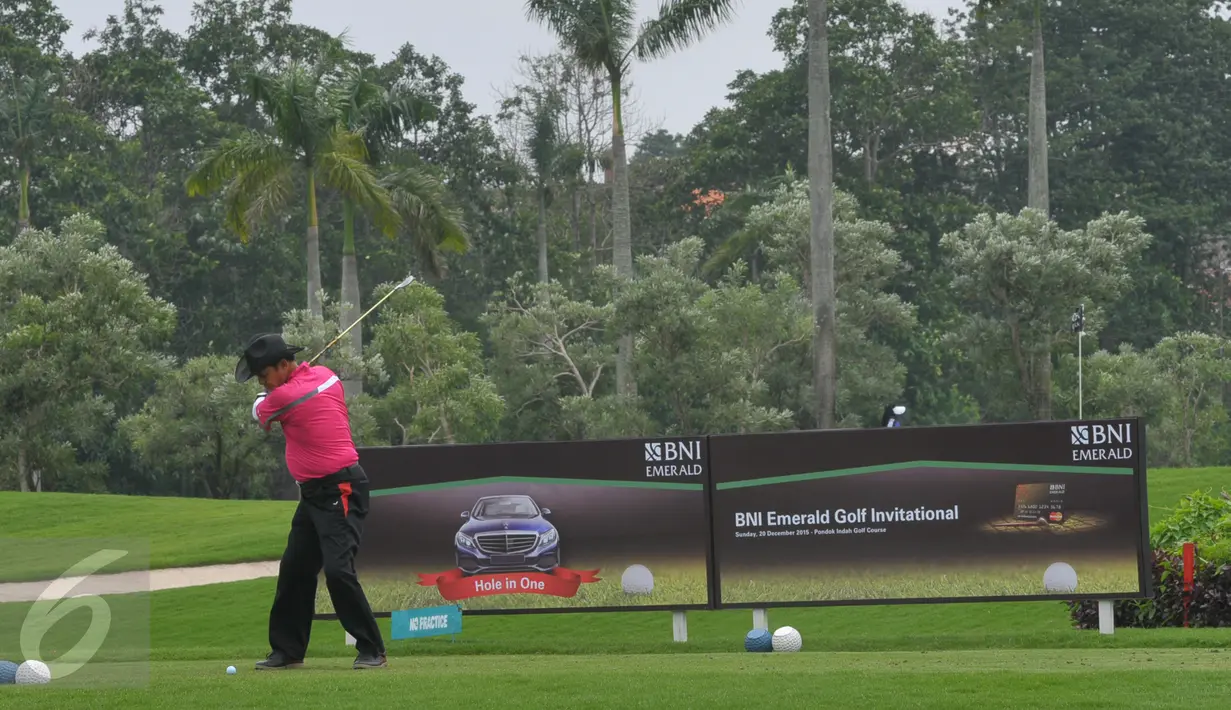 Salah satu peserta turnamen BNI Emerald Golf Invitational di kawasan Pondok Indah Jakarta, Minggu, (20/12/15). Turnamen tersebut diikuti oleh 144 nasabah BNI. (Liputan6.com/Faisal R Syam) 