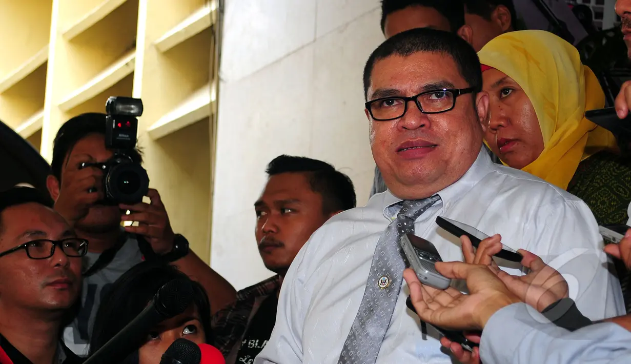 Razman Arif Nasution, saat ditanya oleh wartawaan di Bareskrim Mabes Polri, Jakarta, Rabu (11/3/2015). Kedatangan Razman Arif Nasution untuk melaporkan Gubernur DKI Jakarta Basuki Tjahaja Purnama atas pencemaran nama baik. (Liputan6.com/Yoppy Renato)