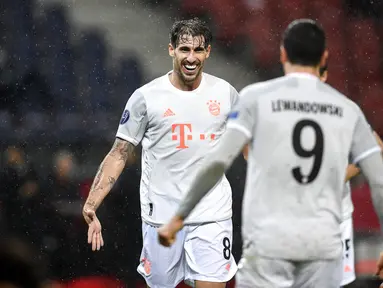 Pemain Bayern Munchen Javi Martinez (kiri) saat rekan setimnya Robert Lewandowski (kanan) mencetak gol ke gawang RB Salzburg pada pertandingan Grup A Liga Champions di Salzburg, Austria, Selasa (3/11/2020). Bayern Munchen menang 6-2. (AP Photo/Andreas Schaad)