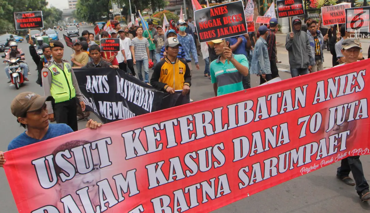 Massa dari Pergerakan Pemuda Jakarta (PPJ) melakukan aksi unjuk rasa di depan Balaikota, Jakarta, Senin (5/11). PPJ juga mengkritik dugaan keterlibatan Gubernur DKI Jakarta Anies Baswedan dalam  kasus 'Hoax' Ratna Sarumpaet. (Merdeka.com/Arie Basuki)