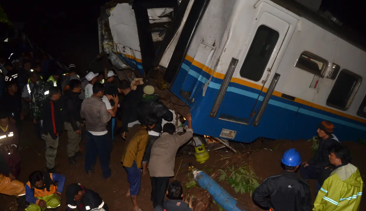 Petugas dan warga sekitar berusaha untuk membantu korban yang terjebak di dalam gerbong , Jumat (4/4) (ANTARA FOTO/Adeng Bustomi)