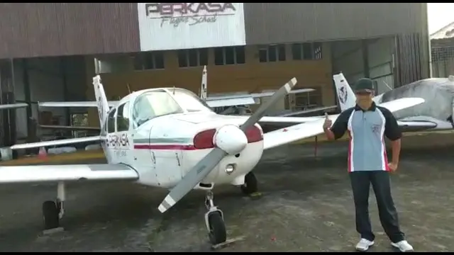 Tangkapan layar video viral camat di Cilacap dapat inventaris pesawat. (Foto: Liputan6.com/tangkapan layar video)