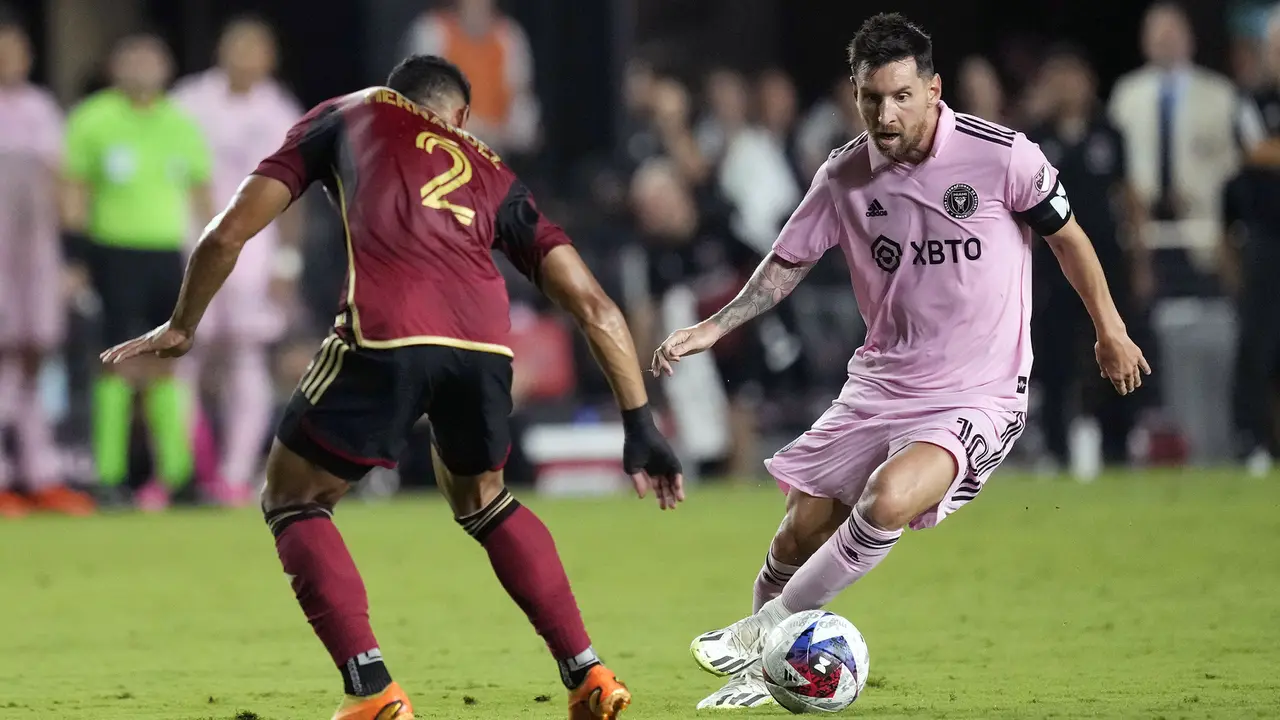 Foto: Cetak 2 Gol dan 1 Assist, Aksi Luar Biasa Lionel Messi saat Inter Miami Bungkam Atlanta United