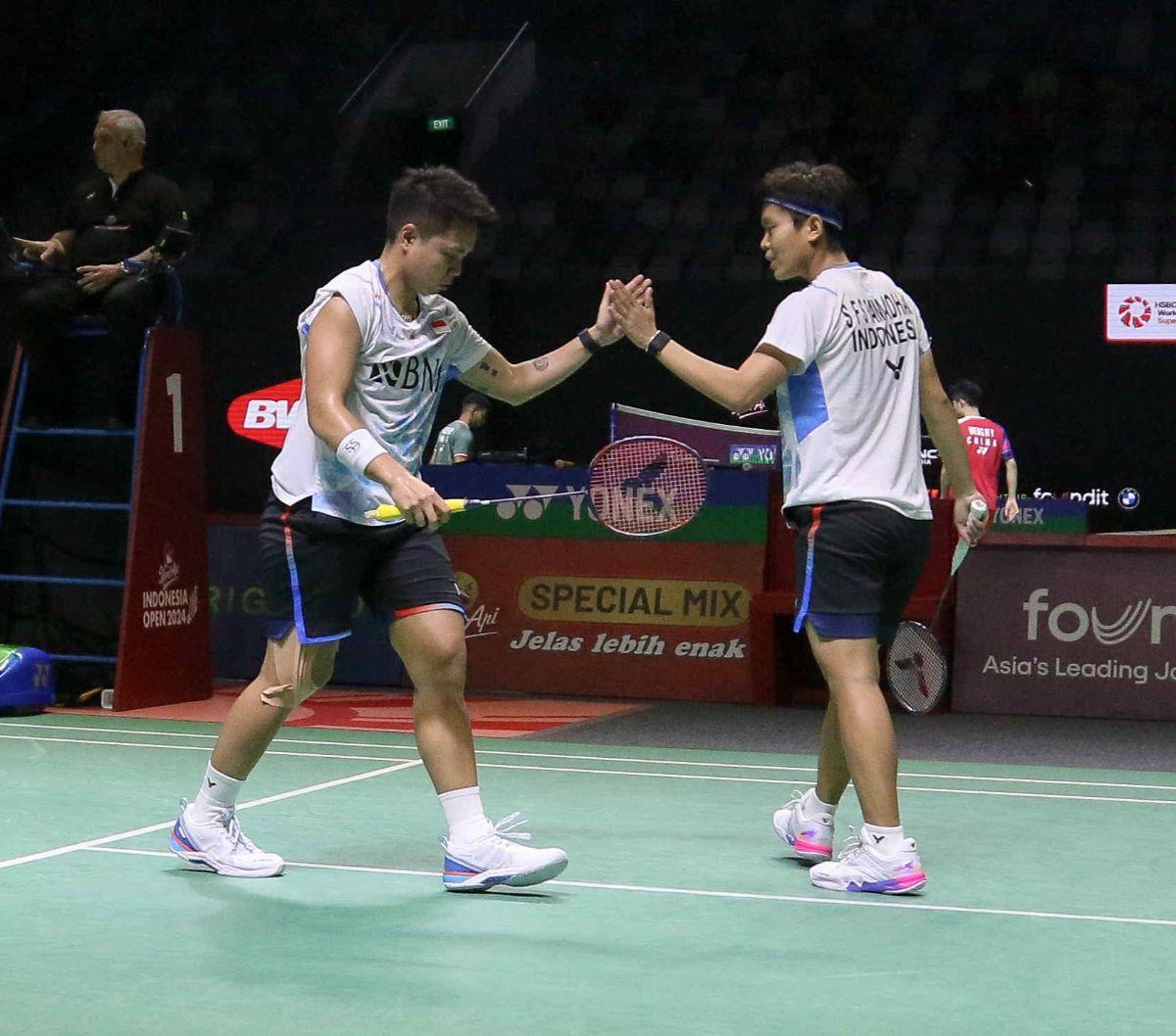 Pebulutangkis ganda putri Indonesia, Apriyani Rahayu dan Siti Fadia Silva Ramadhanti saat menghadapi wakil Thailand, Jongkolphan Kititharakul dan Rawinda Prajongjai pada babak 32 besar Indonesia Open 2024 di Istora Senayan, Jakarta, Selasa (4/6/2024). Di 