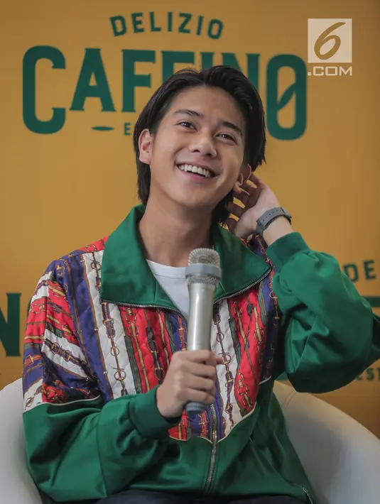 Aktor muda Iqbaal Ramadhan memberikan keterangan saat launching Kopi Caffino di kawasan Jakarta, Selasa ( 9/7/2019). Caffino menggandeng aktor sekaligus musisi muda, Iqbaal Ramadhan sebagai brandambassador. (Liputan6.com/Faizal Fanani)