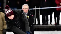 Pangeran William mencoba tembakan dengan tongkat hoki di Stockholm, Swedia, Selasa (30/1). Dia berhasil menciptakan dua gol dari tembakannya. (Jonas Ekstromer / TT via AP)