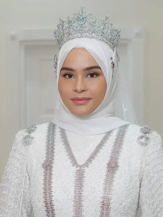 Gaya riasan sang puteri saat Istiadat Bersanding DiRaja juga tak kalah memesona. Ia tampak dipulas dengan eyeshadow yang lembut, blush on warna soft pink, dan lipstik satin finish warna senada dengan blush on-nya. [@rozlanassir].