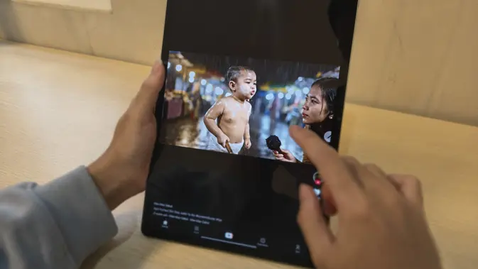 <p>Moto Pad 60 Pro saat digunakan bermain media sosial. (Liputan6.com/Anka Fergy Agustian)</p>