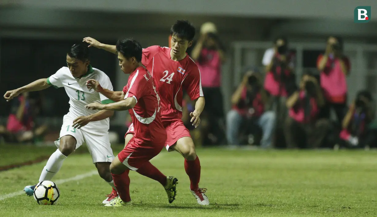 Gelandang Indonesia, Febri Hariyadi, berusaha melewati pemain Korea Utara pada laga PSSI Anniversary Cup 2018 di Stadion Pakansari, Senin (30/4/2018). Skor berakhir imbang 0-0. (Bola.com/M Iqbal Ichsan)