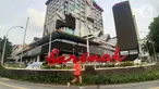 Warga berolahraga di trotoar sekitar Gedung Sarinah, Jalan MH Thamrin, Jakarta, Selasa (12/5/2020). Menteri BUMN, Erick Thohir mengatakan akan melakukan renovasi Gedung Sarinah dengan total anggaran senilai Rp 700 miliar yang akan dimulai pada Juni 2020. (Liputan6.com/Helmi Fithriansyah)