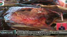 Bila cari buah tangan khas Kota Manado, datang saja ke Jembatan Sario, Jalan Ahmad Yani. Di tepi jalan, berjejer ikan cakalang asap.