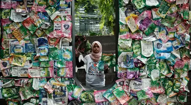 Aktivis Greenpeace Indonesia menunjukkan sampah plastik berbentuk 'U' (logo Unilever) di depan Kantor Pusat Unilever di Kawasan Bumi Serpong Damai (BSD), Tangerang, Banten, pada 20 Juni 2024. (Yasuyoshi CHIBA/AFP)