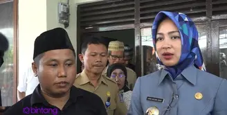 Selain kerabat dan keluarga Narji,  Walikota Tangerang Selatan, Airin Rachmi Diany hadir melayat ke rumah duka.