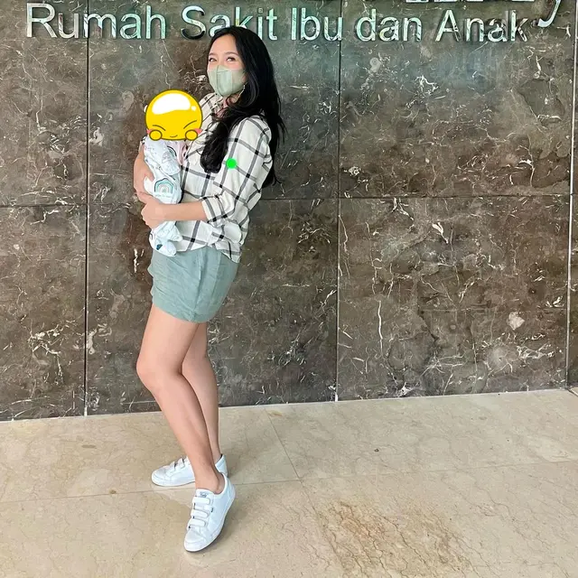 6 Potret Dea Ananda Usai Sebulan Melahirkan, Penampilannya Banjir Pujian