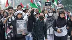 Ratusan warga muslim Indonesia menggelar longmarch Solidarity March with Global March to Gaza di Jalan MH Thamrin, Jakarta, Minggu (27/7/2025). (merdeka.com/Arie Basuki)